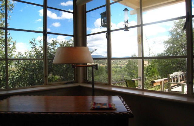 Klassisches modernes Mid-Century Cottage im Himmel