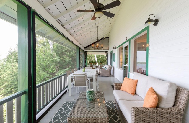 Classic Muskoka cottage w/amazing Lake views, boathouse - 10mins to Huntsville!