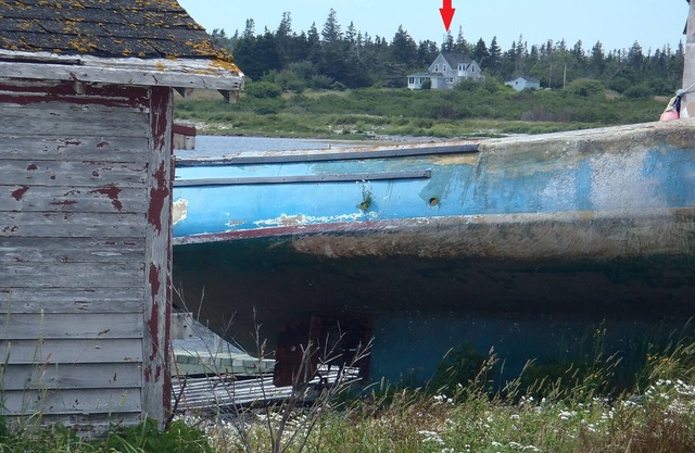 Klassisches Nova Scotia Sommerhaus an einem weißen Sandstrand