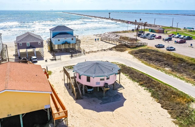 Classic octagon house with excellent beach and jetty views!