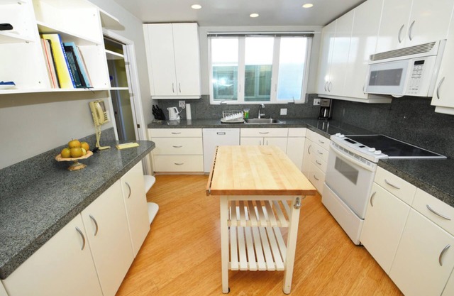 Classic & Peaceful Condo, Fully Furnished 2BD/2BA Condo w/ 1 Car Garage Parking