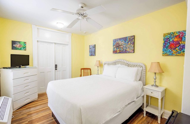 Classic Queen, Pet Friendly - Curry Mansion Inn