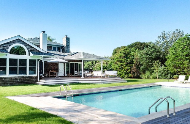 Classic Quogue house in great location. Quiet! and 5 mn bike ride to the Beach.
