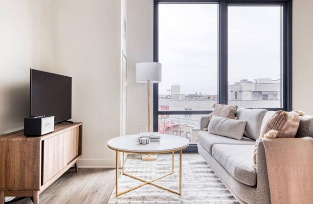 Classic River West Studio w/ Gym, BBQ & Roof, nr Blue Line, by Blueground