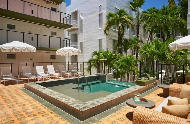 Classic Room, Miami Beach Haven, Minutes to Art Deco Historic District!