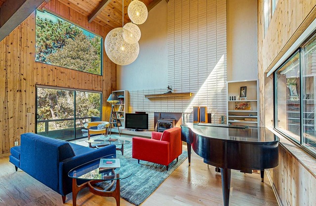 Classic Sea Ranch architecture, ocean views, shared pools/saunas, & tennis court