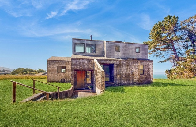 Classic Sea Ranch home w/ a furnished back patio, free WiFi