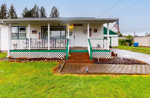 Classic, sports themed cottage with porch & great yard - near downtown