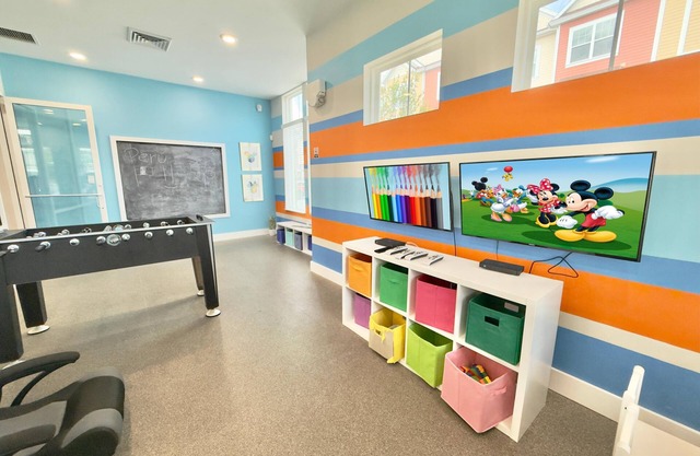 Classic-Style Townhome Near Disney with Beautiful Community Pool!