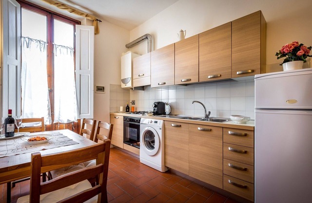 Classic Tuscany Apartment B by Mmega