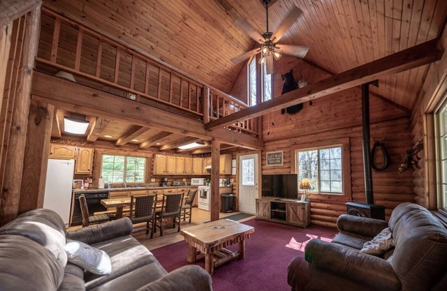 *** Ruhige Lazy Bear Lodge | Ihr eigenes Blockhaus im Wald | 10 Minuten von Dells entfernt *