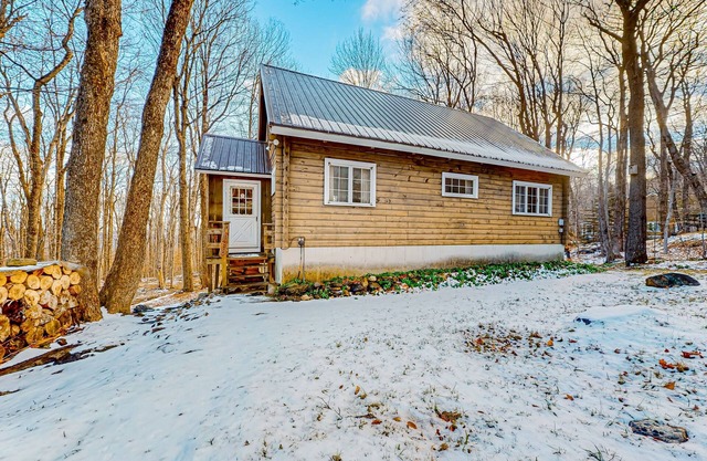 Classic Vermont cabin with forest views, woodstove, pools, hot tub & gym