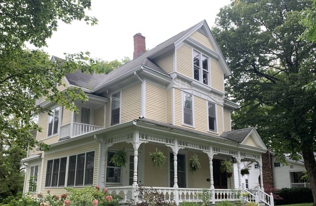 Classic Village Victorian - Steps to Downtown!