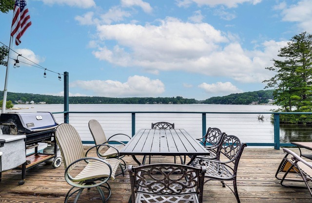 Classic Waterfront Home on Lake Maspenock w/ Grill