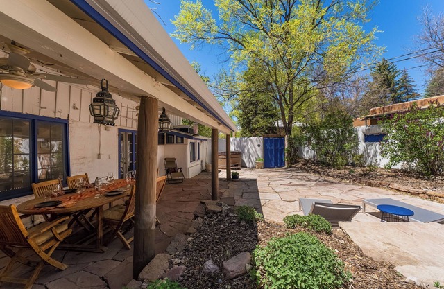 Classic White Adobe - Authentic Tesuque Home, Hot Tub, Outdoor Dining