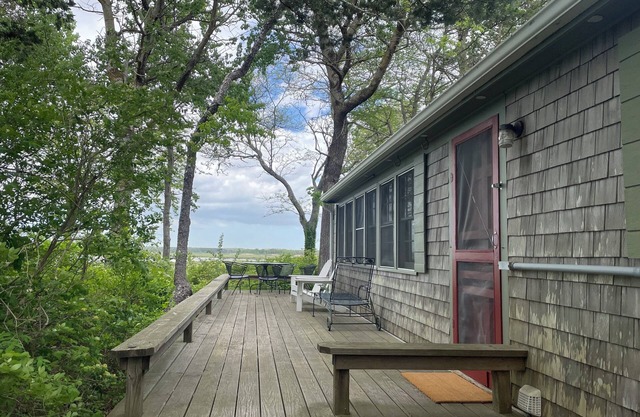 Classically charming 3 br cottage close to beach