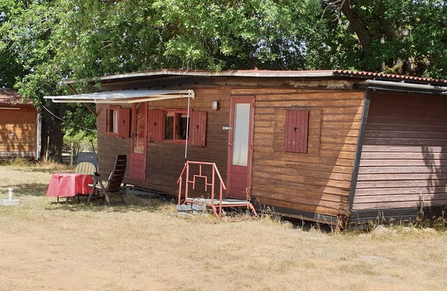 Classique, simple, small chalet for 2 people, cozy, quiet location