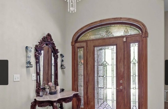 Classy 4 bedrooms 4 bathrooms house with pool &hot-tub in up scale neighborhood