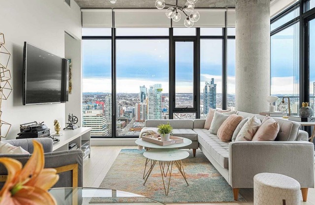 Classy & Comfortable Sub-Penthouse w Pool, AC