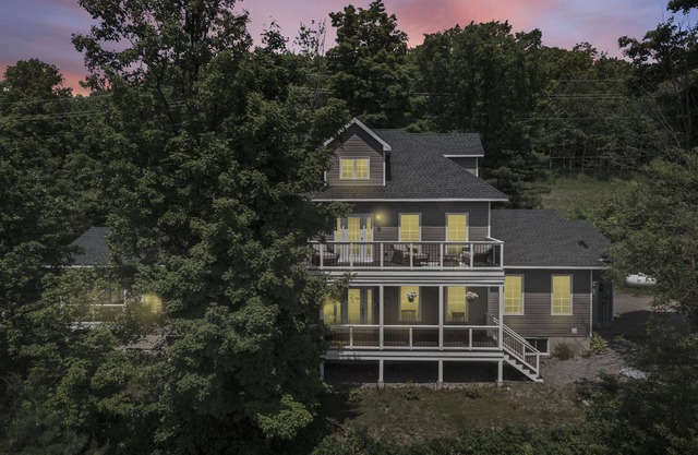 Classy Estate with Views + Walk to the Neat Café (10 min to Calabogie!)