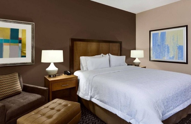 Classy & Modern King Rm w/ Free Hot Breakfast!