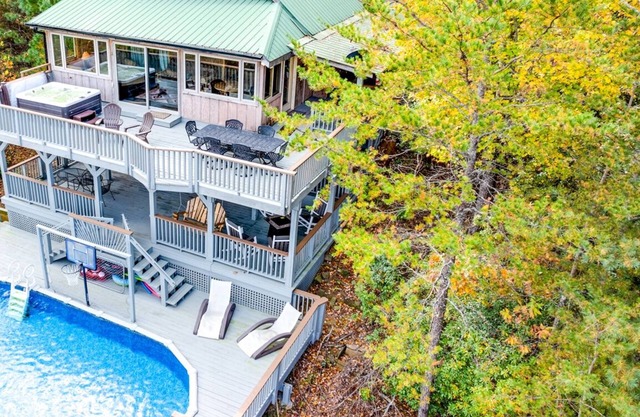 Clay Days – 2BR Mountain View Cabin with Pool & Hot Tub