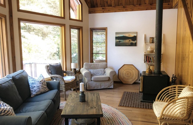 Clayoquot Retreat - Steps from South Chesterman Beach + hot tub. Dog friendly!