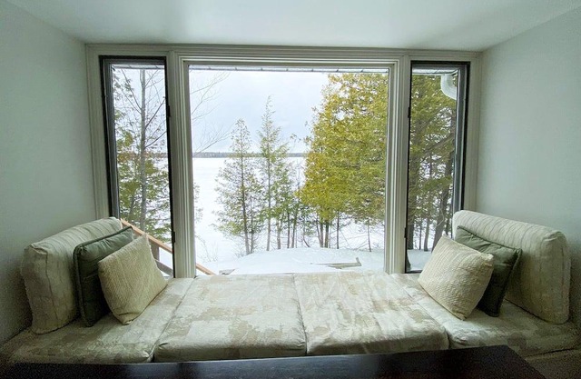 Clayton Lake Waterfront Cottage With Spectacular View & Games Room