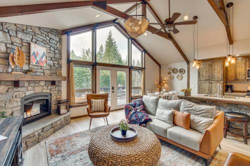 Cle Elum Cabin with Hot Tub, Fire Pit and Deck!