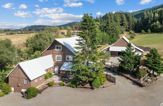 Cle Elum Flower Farm! Updated, Spacious Farmhouse, with AC and WIFI
