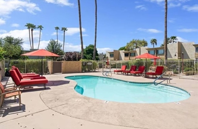 Clean 2 bedroom condo walking distance from Old Town Scottsdale