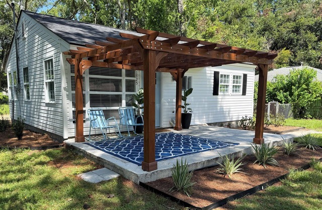 Clean 2 BR - 5 minutes to PI + Beach - Coffee, Blackstone, and Pergola - NEW!