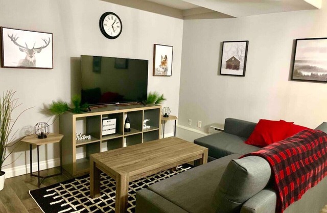 ❤️Clean 2B Canadian Cottage Suite in the City❤️