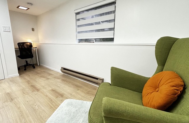 Clean 2BR Basement w/ King bed in Heritage Home