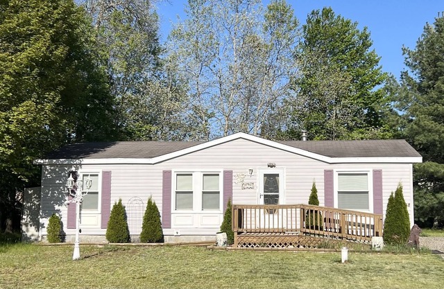 Clean 3 Bedroom 2 Bath With trail access within walking distance