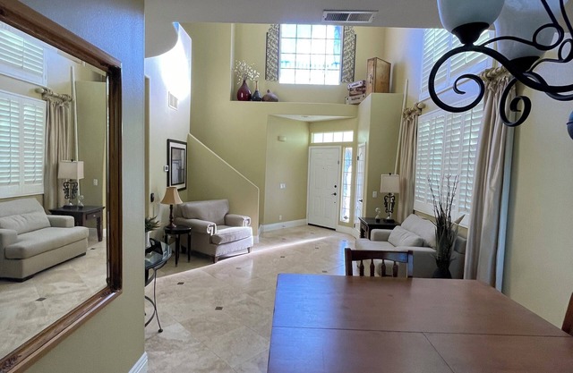 Clean 3-bedroom house with AC and WiFi in peaceful Corona.