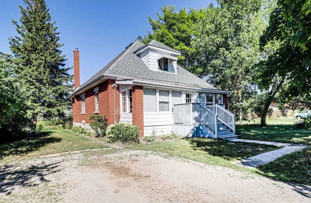 Clean Air! A Home Space with lots of Character+200-foot backyard to enjoy.