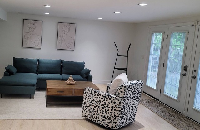 ***Clean and Airy Poughkeepsie Getaway - Hospitals Nearby***