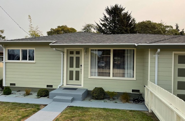 Clean and Bright Cottage, 3 bedroom with Laundry