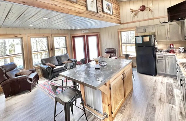 Clean and Cozy Cabin in the Trees w/ Boat Ramp!