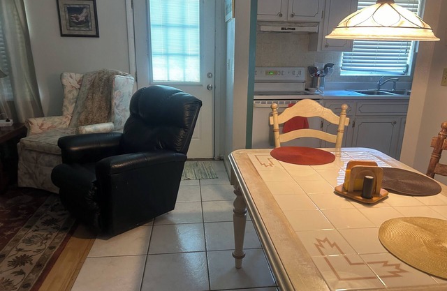 Clean and Cozy in downtown Sebring