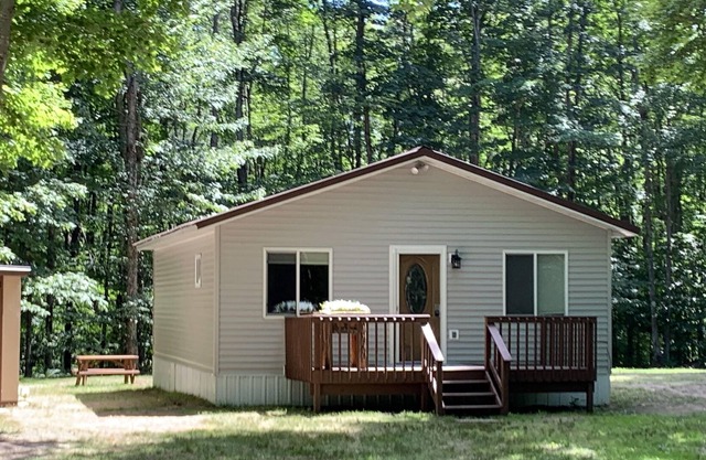 Clean and Cozy Retreat near Pictured Rocks!