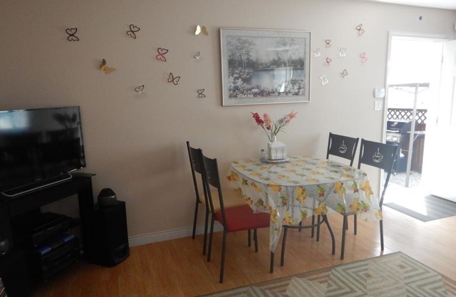 Clean and Quiet 2 bdr 2 bthr private entrance entire guests suite near Coquitlam Center mall and skytrain