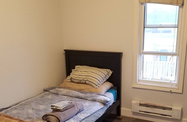 Clean and Quiet Room for rent (pet friendly)Nightly