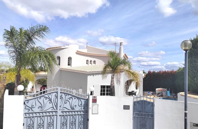 Clean and safe certification luxury villa minutes from the beach with Aircon