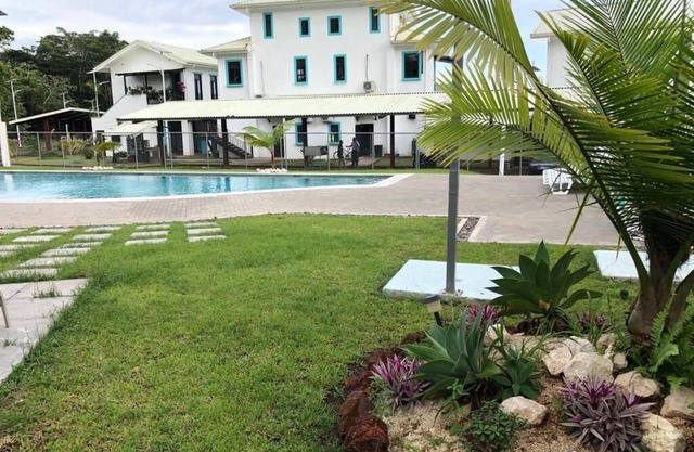 Saubere und sichere Wohnung, nur wenige Schritte zum Meer mit Pool und in der Nähe von allem