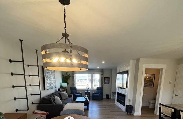 Clean and Tastefully Decorated 2 Bedroom Semi-detached