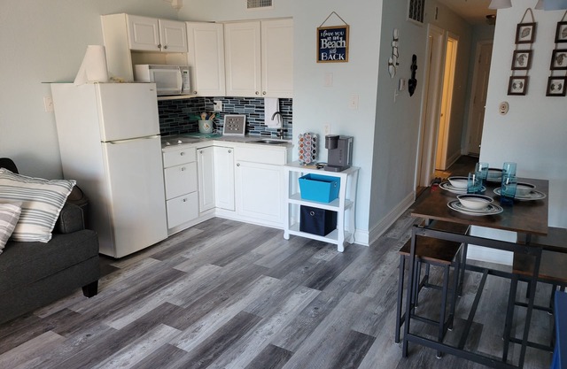 Clean beach style condo on the beach!!!