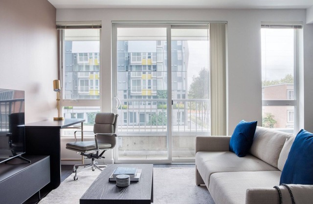 Clean Bellevue 1BR w/ Lounge, Rooftop & Gym, nr Shops, by Blueground
