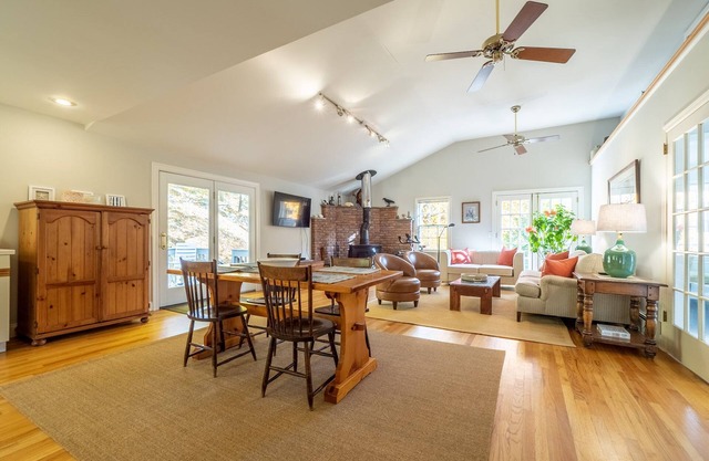 Clean & Bright 2 Bedroom Cottage shares 8 Acres